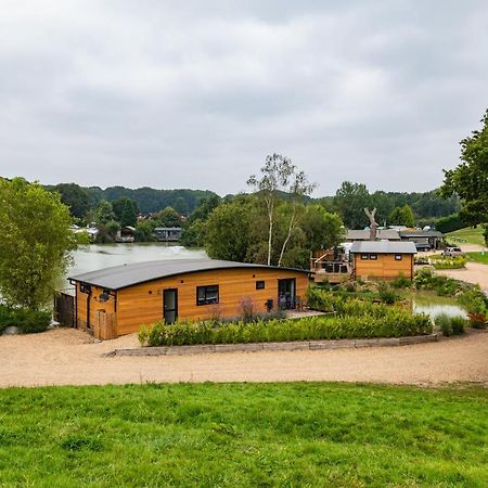 Sumners Ponds Fishery & Campsite Hotel Horsham Eksteriør billede