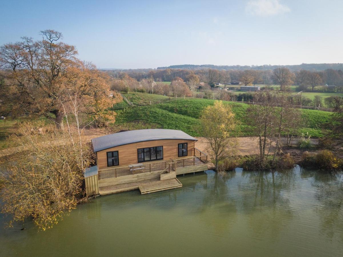 Sumners Ponds Fishery & Campsite Hotel Horsham Eksteriør billede