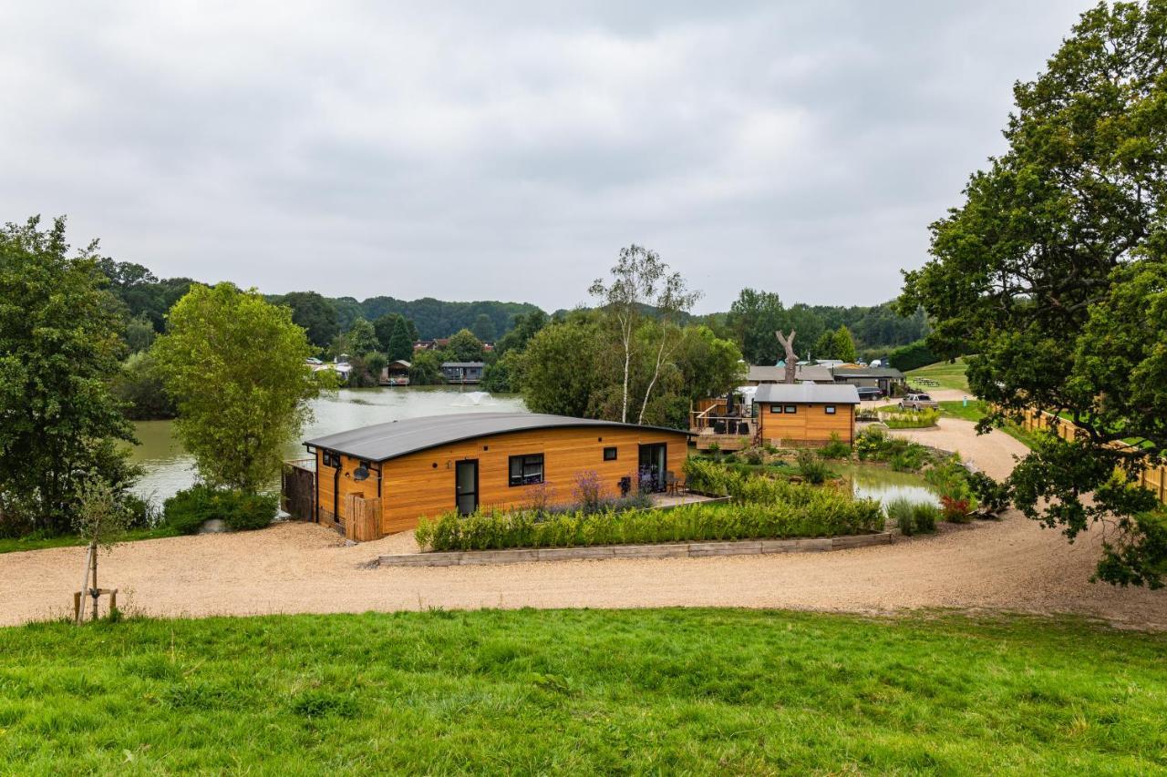Sumners Ponds Fishery & Campsite Hotel Horsham Eksteriør billede