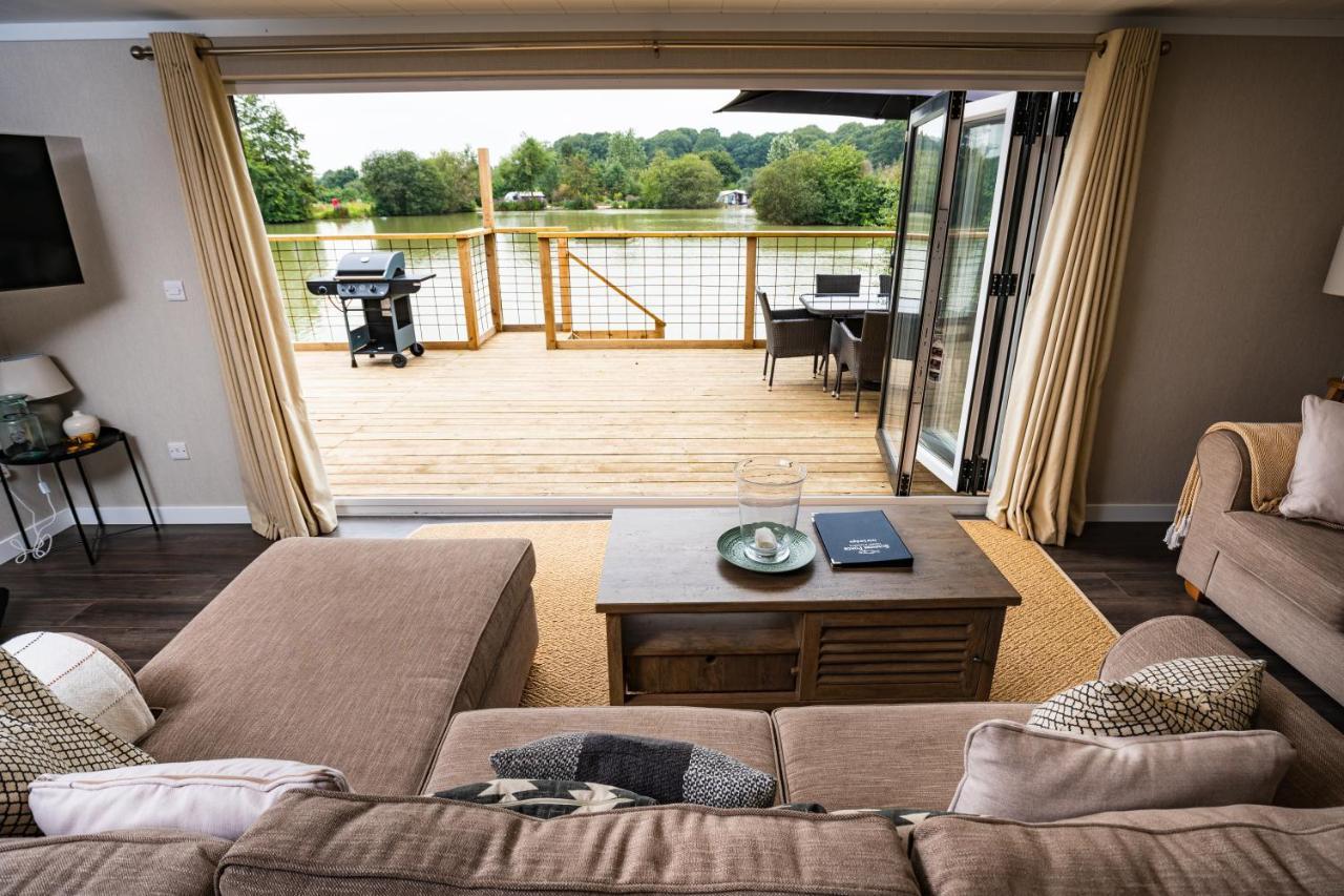 Sumners Ponds Fishery & Campsite Hotel Horsham Eksteriør billede