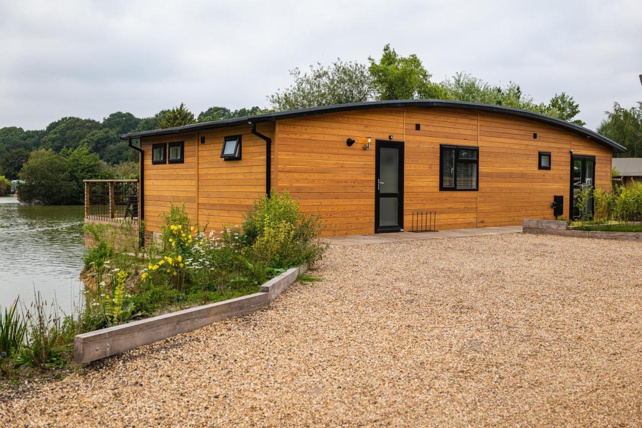 Sumners Ponds Fishery & Campsite Hotel Horsham Eksteriør billede