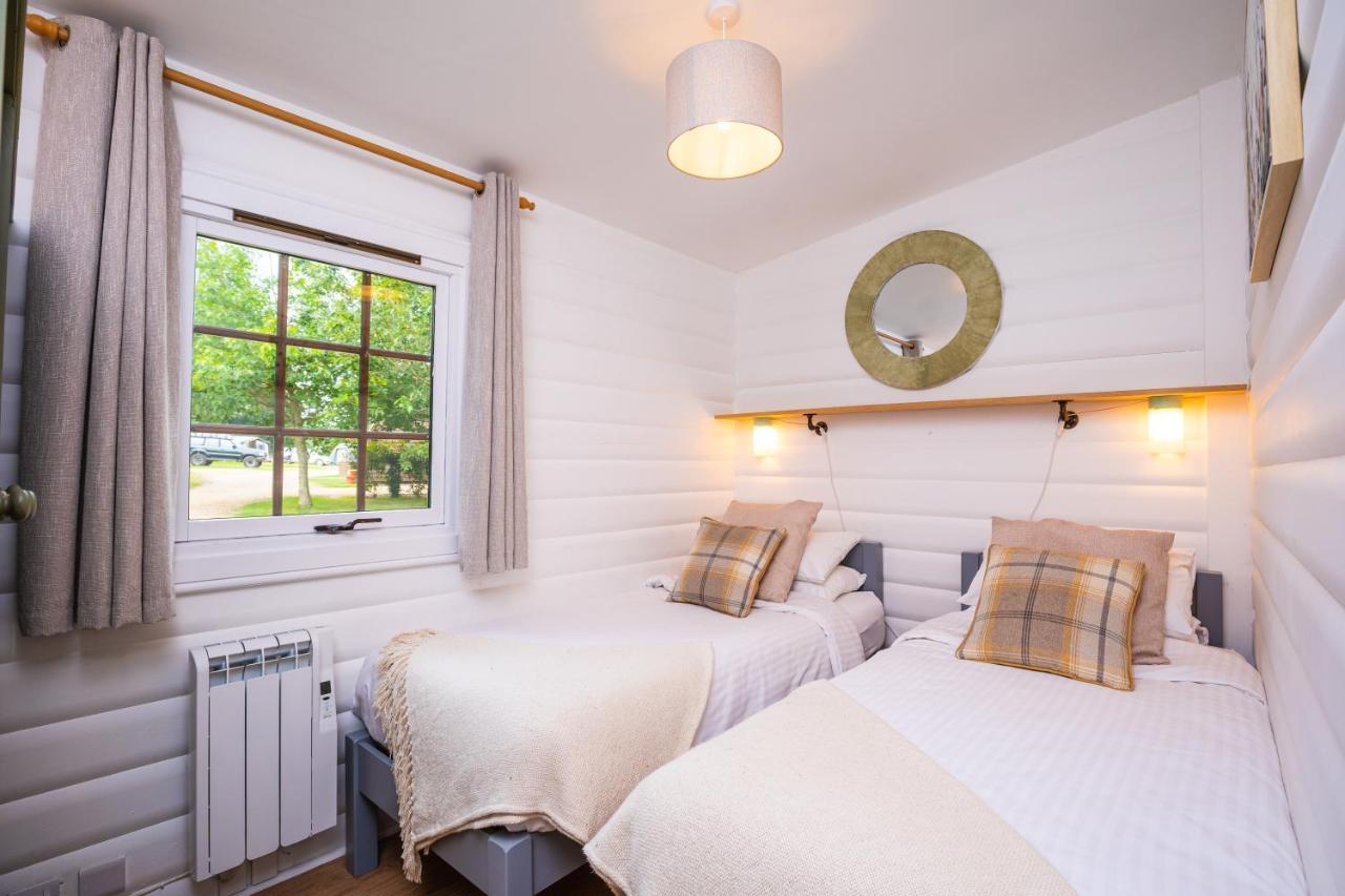Sumners Ponds Fishery & Campsite Hotel Horsham Eksteriør billede
