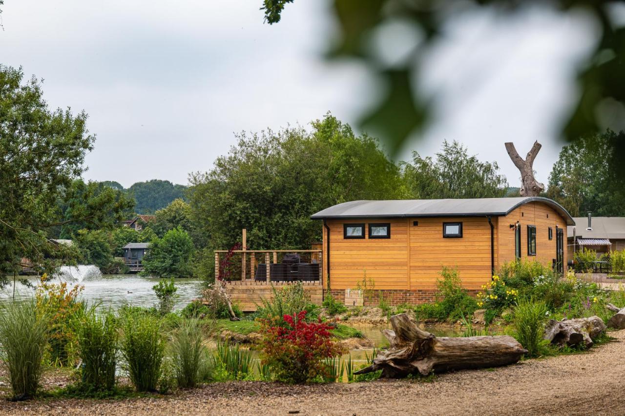 Sumners Ponds Fishery & Campsite Hotel Horsham Eksteriør billede