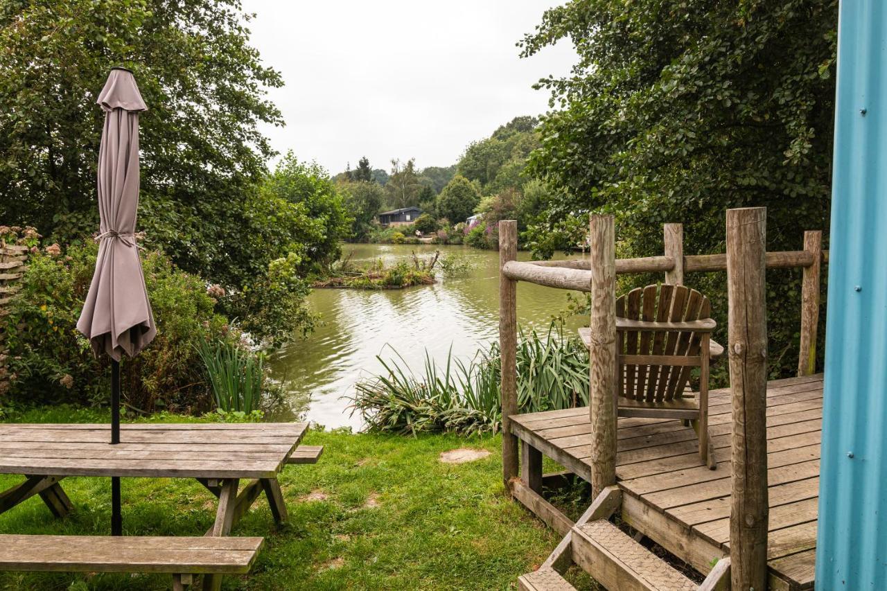 Sumners Ponds Fishery & Campsite Hotel Horsham Eksteriør billede