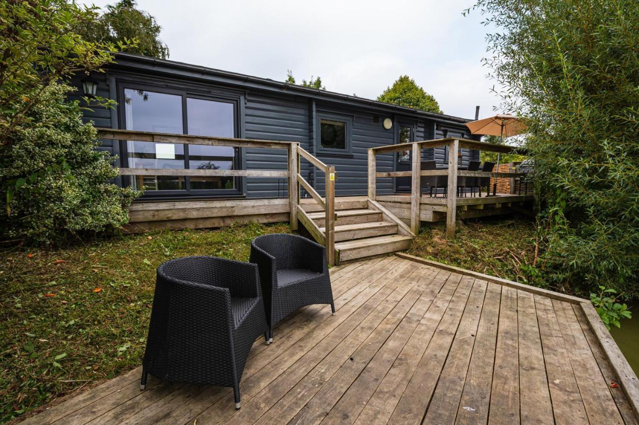 Sumners Ponds Fishery & Campsite Hotel Horsham Eksteriør billede