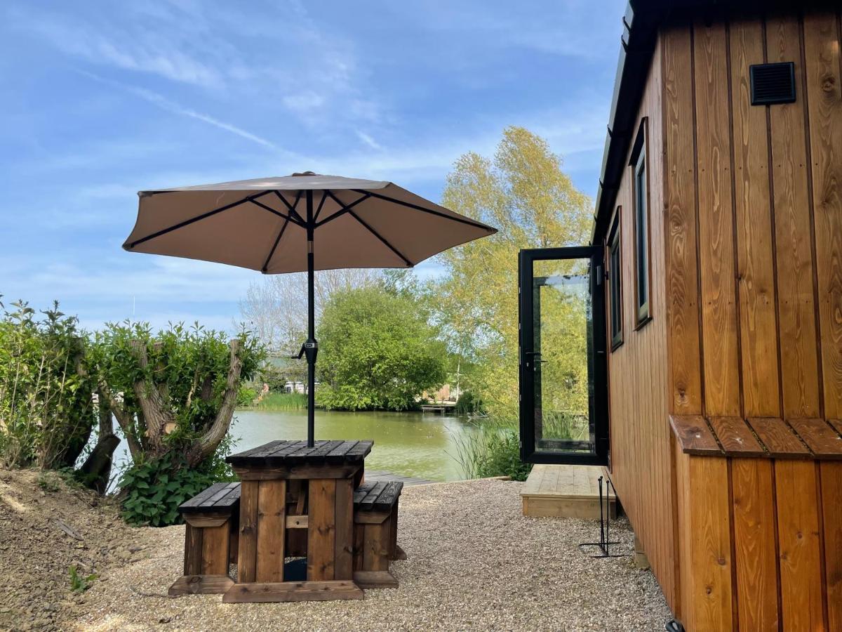 Sumners Ponds Fishery & Campsite Hotel Horsham Eksteriør billede