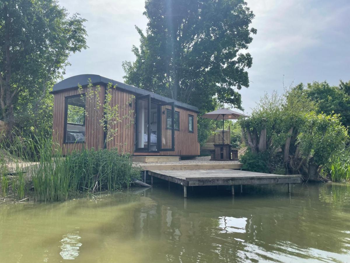 Sumners Ponds Fishery & Campsite Hotel Horsham Eksteriør billede