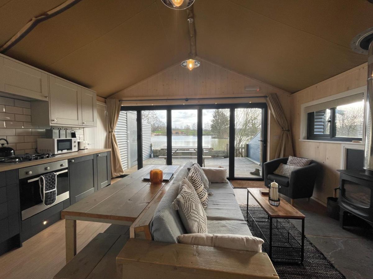 Sumners Ponds Fishery & Campsite Hotel Horsham Eksteriør billede