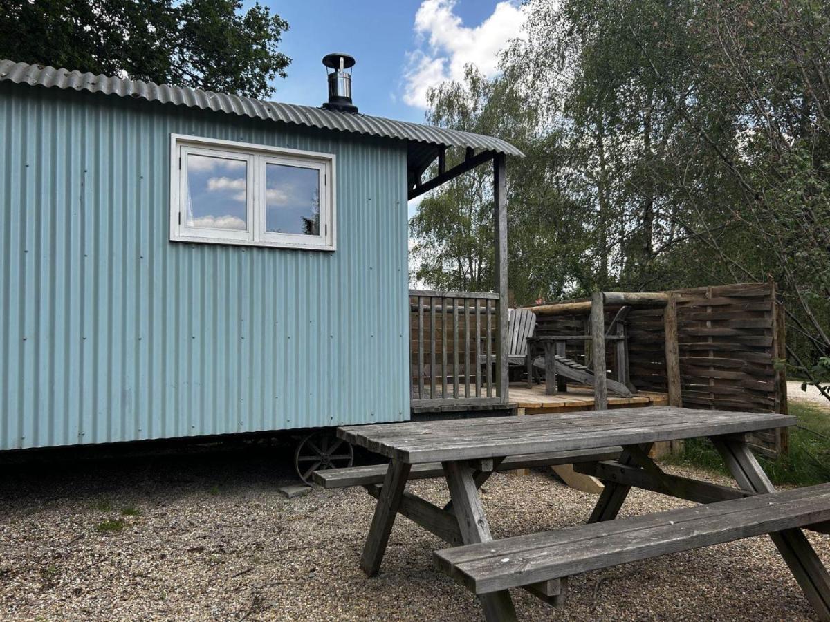 Sumners Ponds Fishery & Campsite Hotel Horsham Eksteriør billede